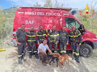 I vigili del fuoco insieme ai cani recuperati