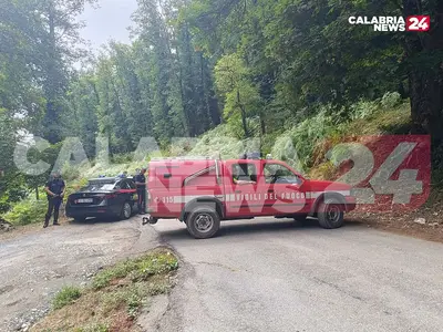Carabinieri e vigili del fuoco vietano l'accesso al luogo dell'impatto