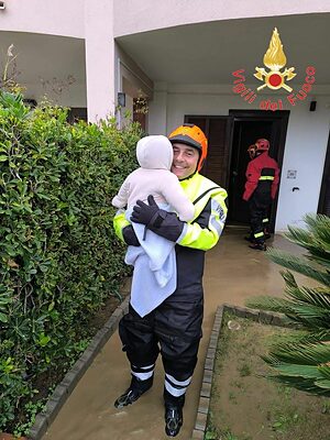 Il vigile del fuoco salva il bambino