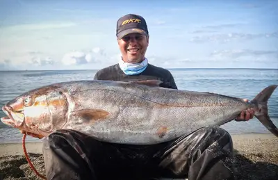 Ricciola di 34 kg, Umberto Calipari con la sua preda.