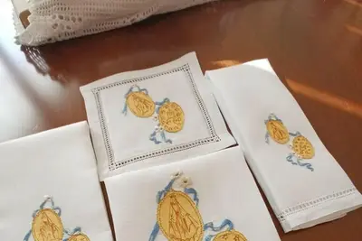 Tessuti di lino donati al Papa