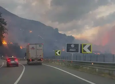L'incendio visibile dalla Statale 107