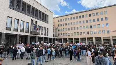 Protesta studenti a Palazzo dei Bruzi