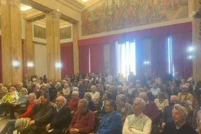 Riunione su ponte sullo Stretto di messina