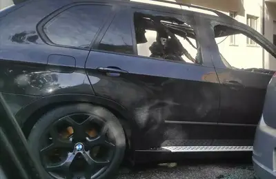 L'auto data alle fiamme