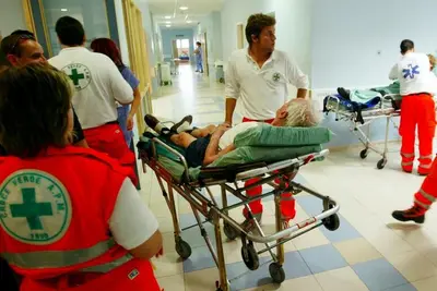 corsia ospedale, uomo su barella