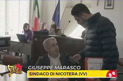Sindaco di Nicotera, Giuseppe Marasco con l’inviato di striscia Macrì.