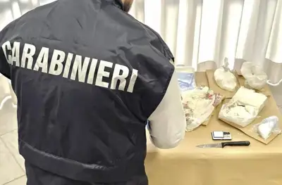 Carabiniere di Lamezia Terme, tavolo con cocaina sequestrata.