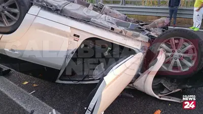 auto capovolta dopo impatto frontale