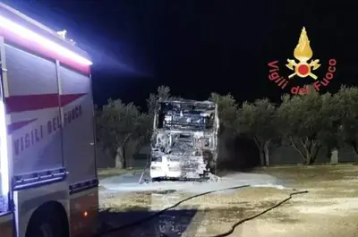 Mezzo distrutto dalle fiamme