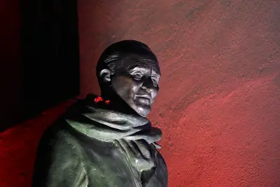 La statua di Giacomo Mancini