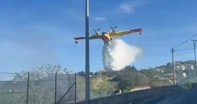 Il canadair in azione a Laurignano