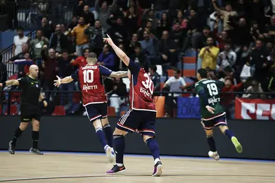 Esplode il PalaPirossigeno al gol del 4-4 di Marcelinho (foto Michele De Marco)