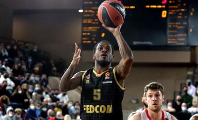 Paris Lee a canestro