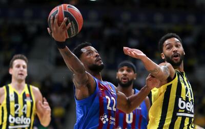 Higgins a canestro contrastato da Henry