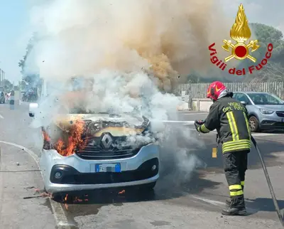 Auto in fiamme