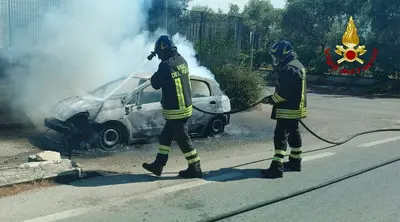 vigili del fuoco spengono incendio auto