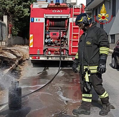 vigile del fuoco e bombola gpl