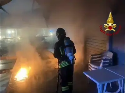 vigile del fuoco spegne incendio