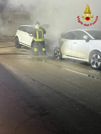 auto incendiate brindisi