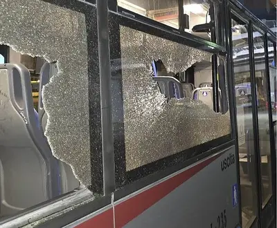 vetri rotti autobus