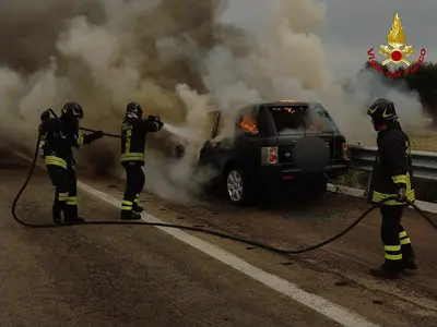 vigili del fuoco spengono incendio