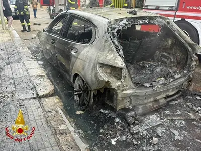 auto distrutta incendio brindisi