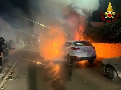 auto in fiamme