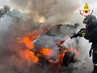 auto in fiamme