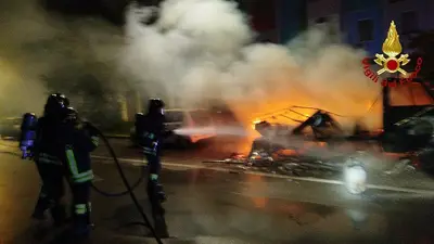 vigili del fuoco spengono incendio