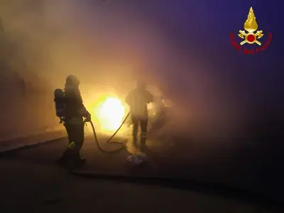 vigili del fuoco spengono incendio
