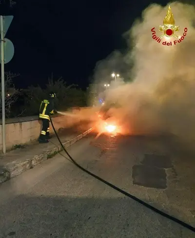 vigile del fuoco spegne incendio