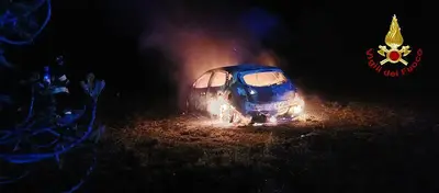 auto distrutta incendio