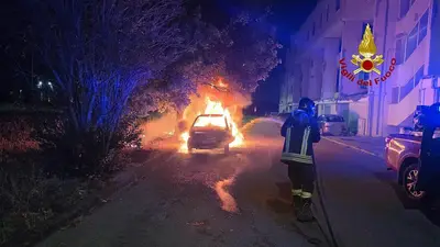 vigile del fuoco incendio auto
