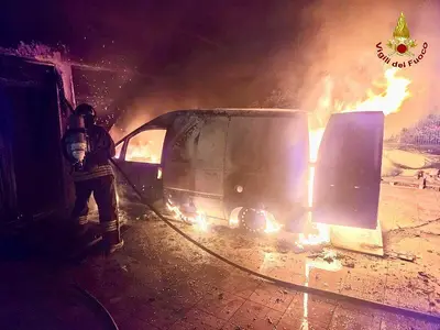 furgone in fiamme