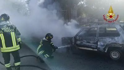 vigile del fuoco spegne incendio