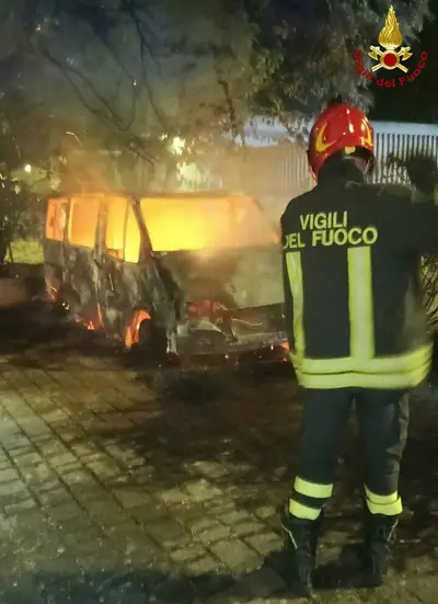 auto bruciata fiamme