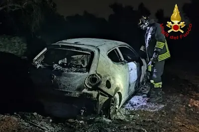 auto distrutta incendio