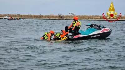 vigili del fuoco su motoscafo