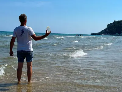 uomo guarda mare