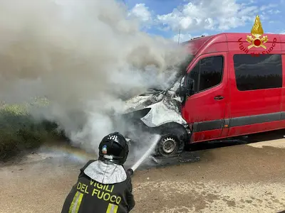 furgone in fiamme