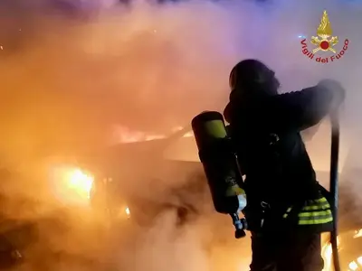 vigile del fuoco spegne incendio auto
