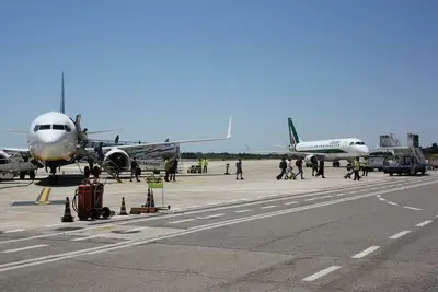 pista aeroporto con due aerei
