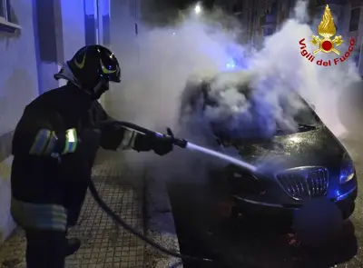 vigile del fuoco spegne incendio