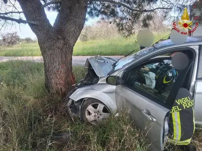 auto scontro albero