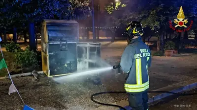 vigile del fuoco spegne incendio