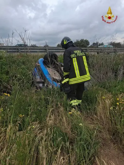 vigili del fuoco auto ribaltata