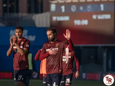 I granata chiedono scusa ai tifosi dopo il triplice fischio - foto Silvia Casali
