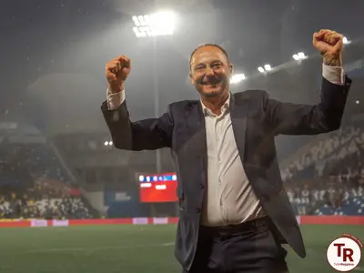 Il presidente festeggia sotto l'acquazzone dopo la vittoria nel derby - foto Silvia Casali