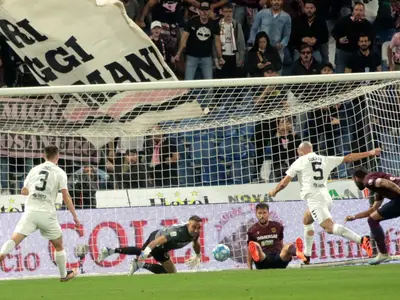 Lucioni mentre va a segno nel match del girone d'andata
